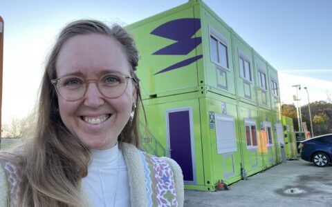 Selfie van Chiara Urlings buiten de bouwkeet van Mobilis op het werkterrein van Vierpaardjes.