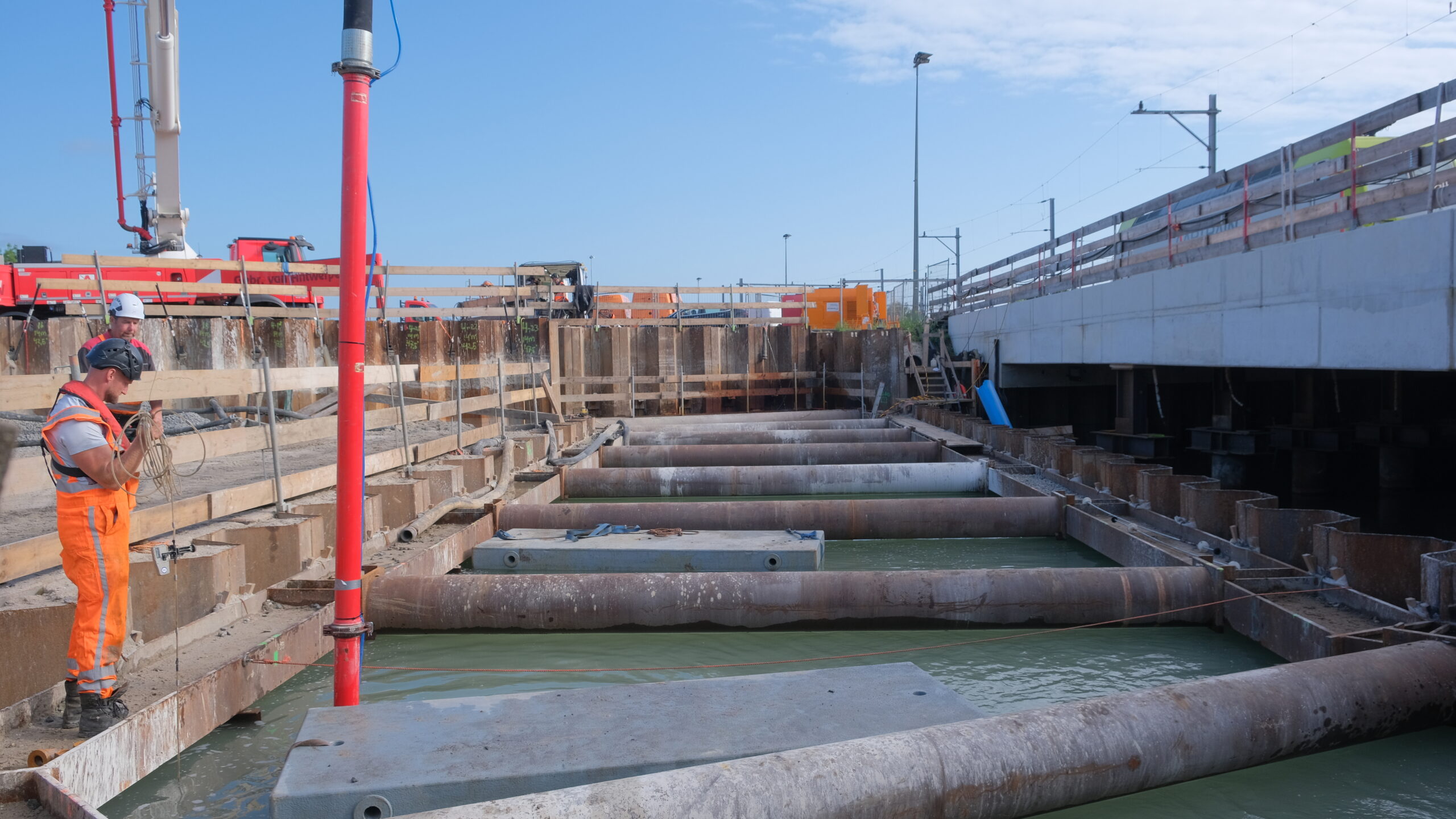 De bak waarin het onderwaterbeton gestort wordt.