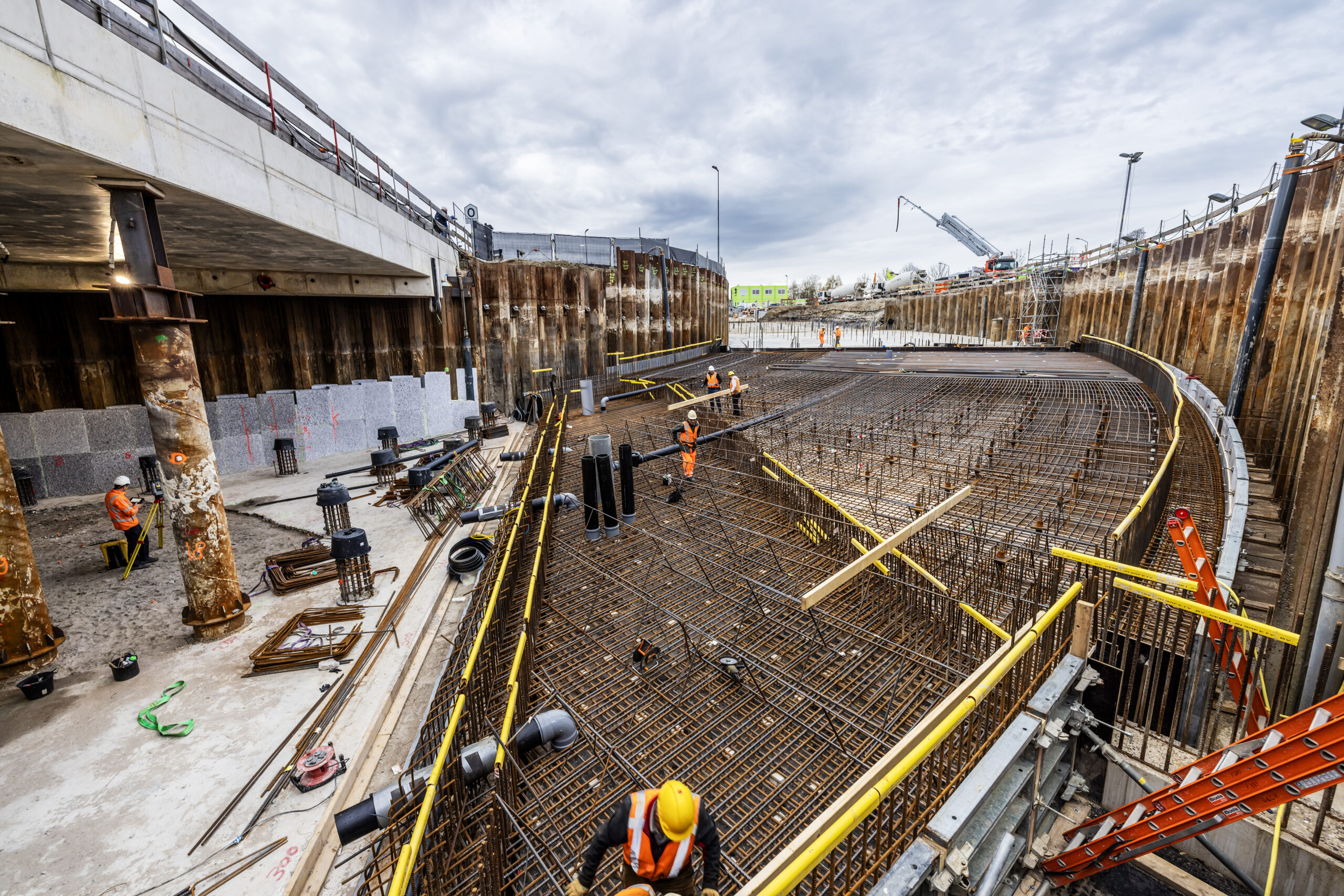 De wapening wordt aangebracht als stevige basis voor het beton.