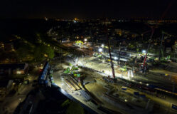 Drone-foto van het werkterrein in de nacht.