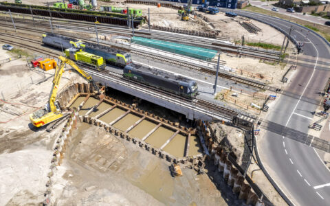 Het gat voor de water- en pompkelder wordt gegraven