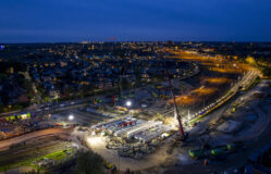 Drone-foto van het inschuiven van het dak van de onderdoorgang in de nacht.