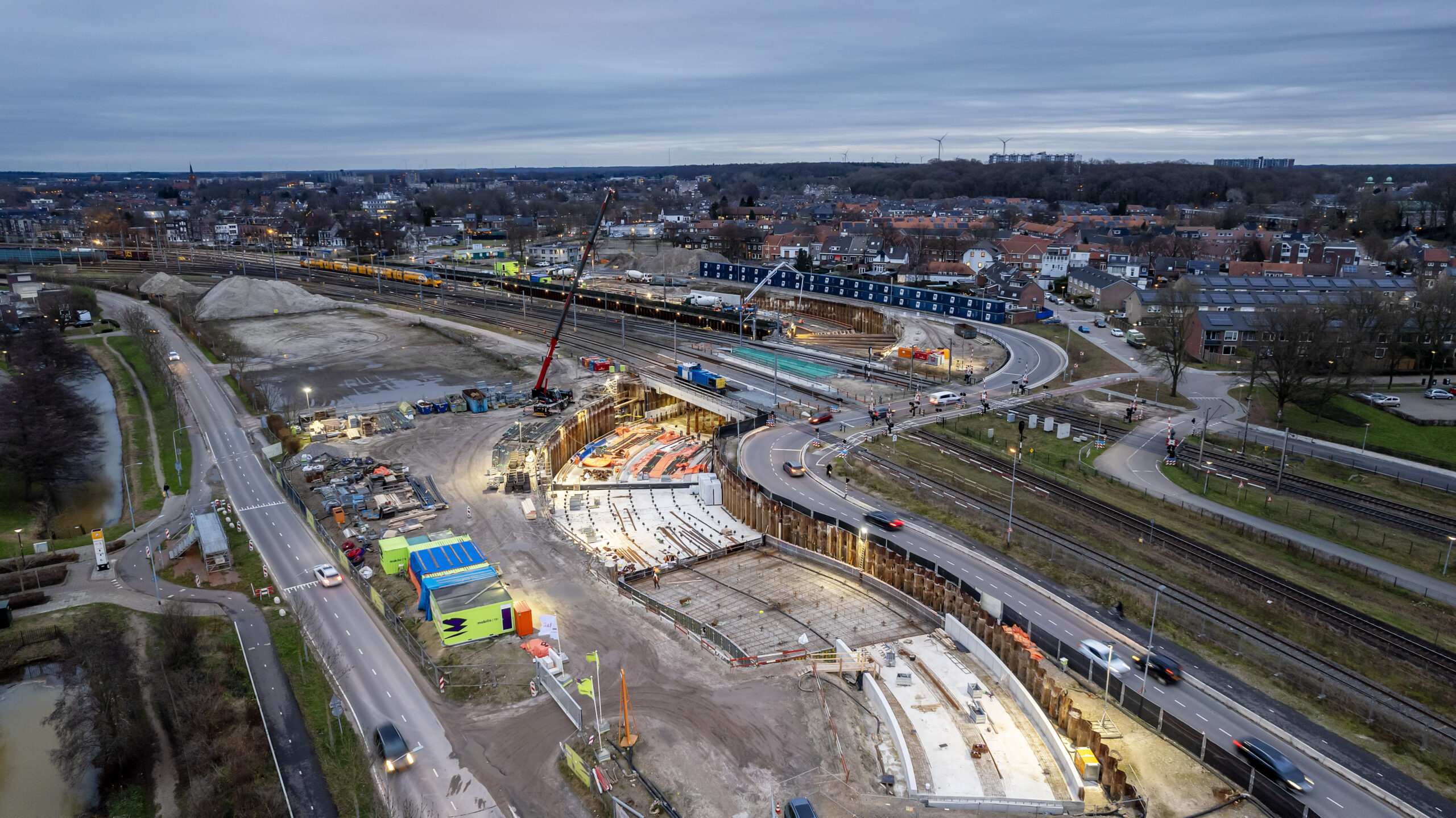 Drone-foto van de onderdoorgang (december 2024) waarop je kan zien dat er al veel beton is gestort.