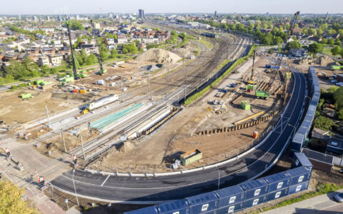 Luchtfoto van de actuele situatie bij de spoorwegovergang Vierpaardjes. Het nieuwe deel van de tijdelijke weg is in beeld.