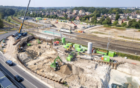 Graafmachines aan het werk bij de spoorwegovergang Vierpaardjes. De onderdoorgang wordt ontgraven.