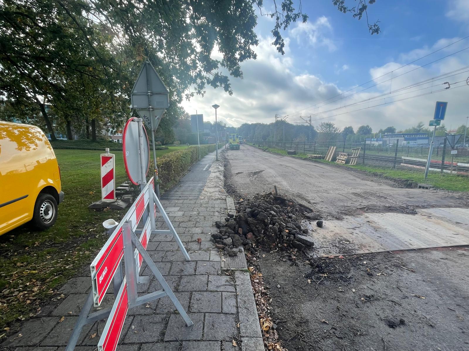 In de pauze neem ik even vlug een kijkje bij de woningen aan Vierpaardjes 1 t/m 22. Bewoners moeten nu tijdelijk via loopplanken naar de voordeur.